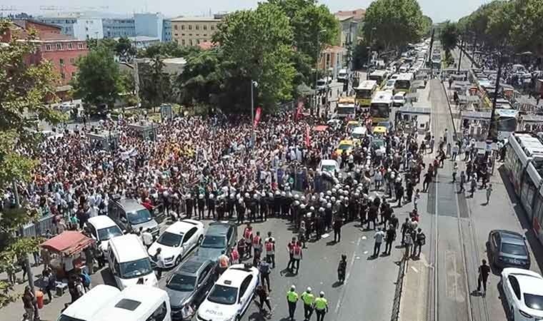 پزشکان در سراسر ترکیه به خیابان ها ریختند/مردم خواستار استعفای وزیر بهداشت شدند