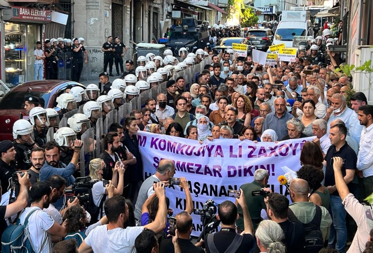 محاصره ساختمان HDP در استانبول برای جلوگیری از قرائت بیانیه در واکنش به کشتار زاخو