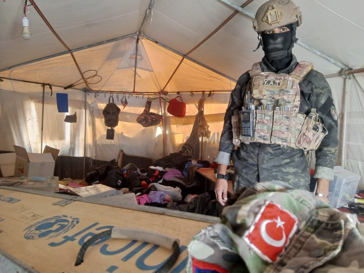 کشف پرچم و یونیفرم های نظامیان ترکیه، دادگاه اسلامی و محل شکنجه در اردوگاه هول