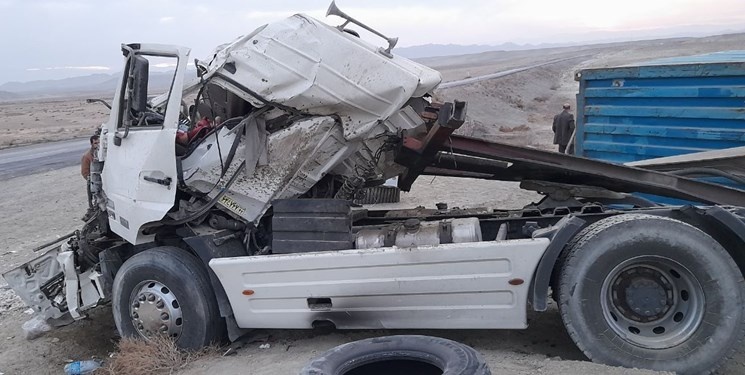 ٢ حادثه واژگونی وسایط نقلیه در جاده های آذربایجان غربی