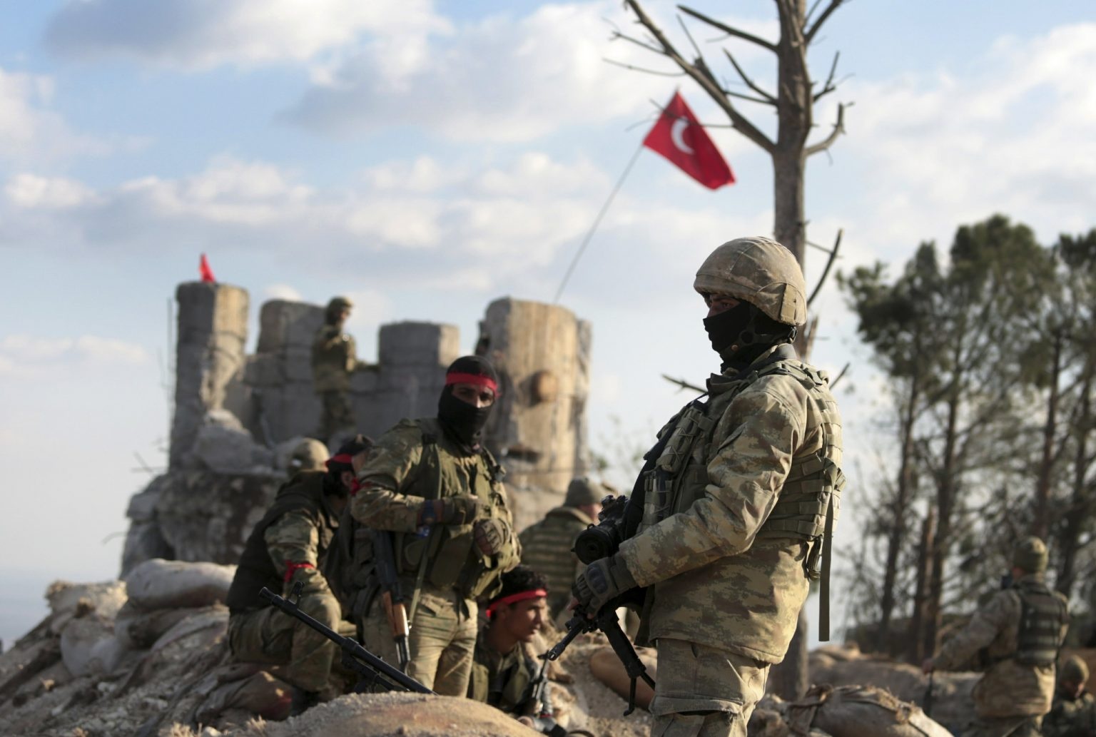 Turkish soldier killed as military post near Syrian border attacked: ministry