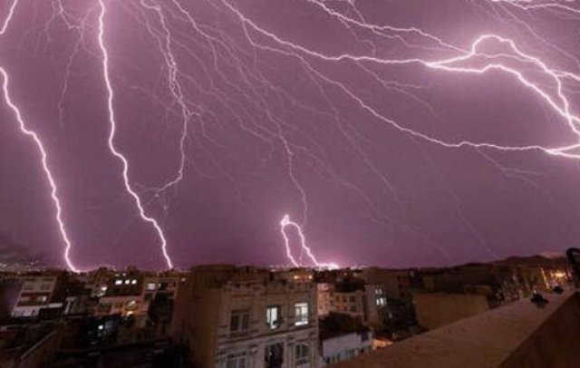 باران و رعد و برق نیمه جنوبی آذربایجان غربی را دربر می گیرد