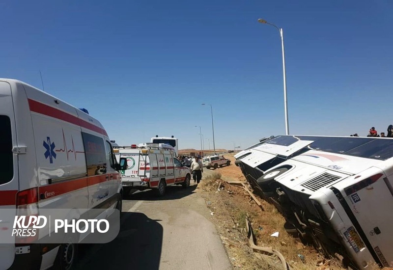 واژگونی اتوبوس تهران - سنندج در جاده دهگلان
