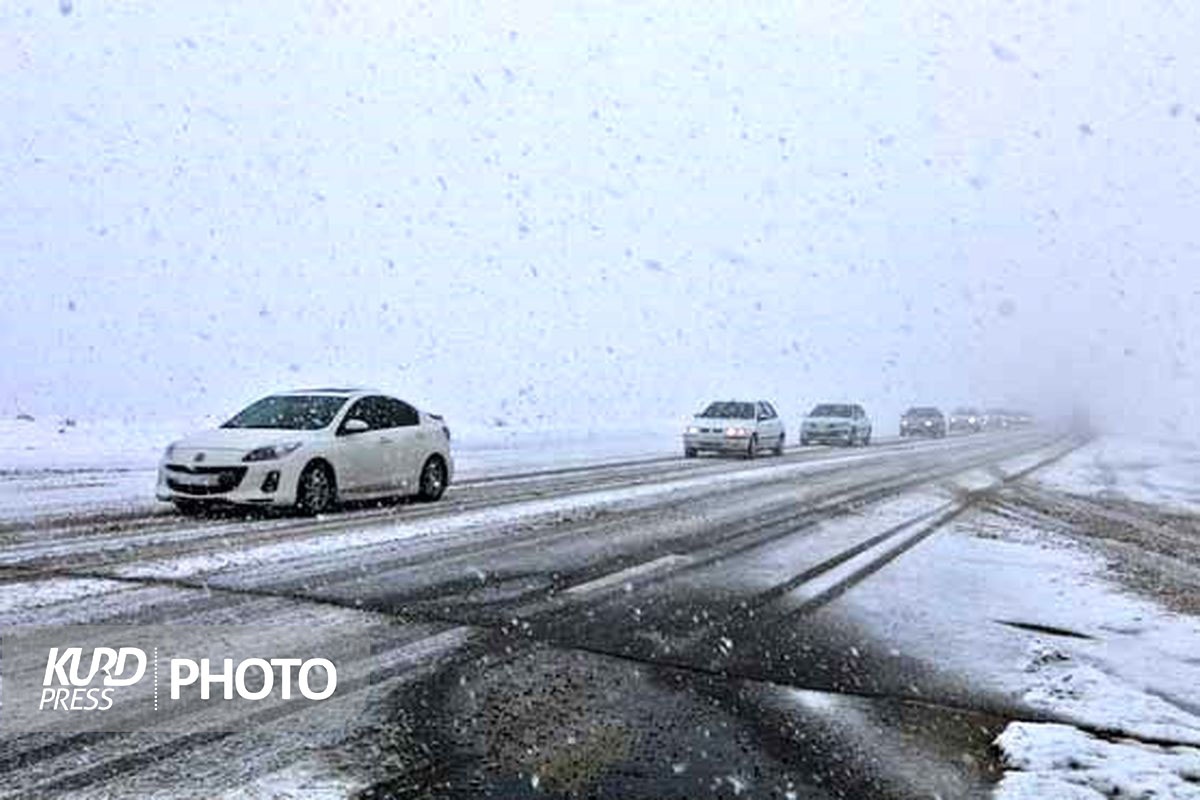 بارش برف در ٤ محور  آذربایجان غربی / تمامی راه ها باز است