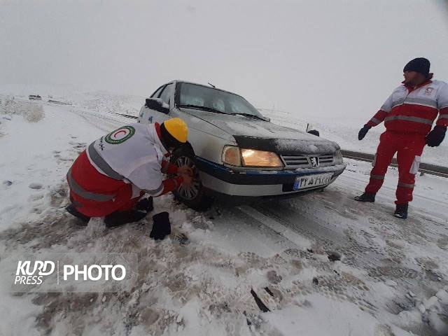 امدادرسانی به ٢٠ خودروی گرفتار در اولین برف پاییزی آذربایجان غربی
