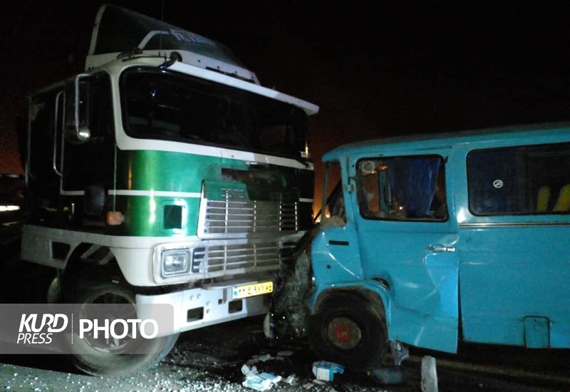 تصادف مینی بوس و کامیون  در محور دیواندره_ سنندج 4 کشته و 3 مصدوم به جای گذاشت