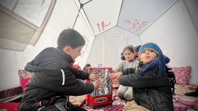 خیرین ٢ هزار چادر و ۶ تریلی مواد غذایی به حادثه دیدگان خوی اهدا کردند