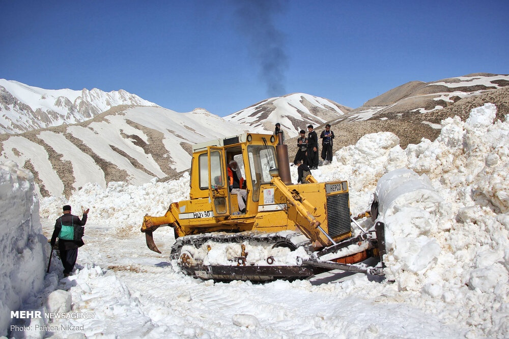برف جاده های روستایی ٧ شهرستان آذربایجان غربی را مسدود کرد