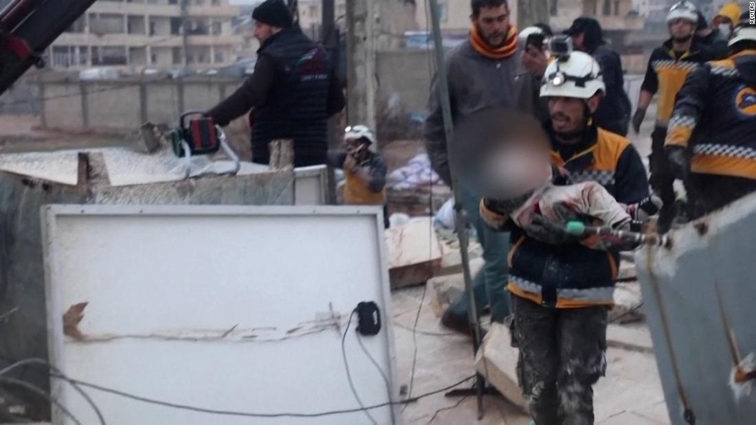 شمار قربانیان زلزله با ادامه عملیات آواربردای در سوریه به ۹۲۰ نفر رسید