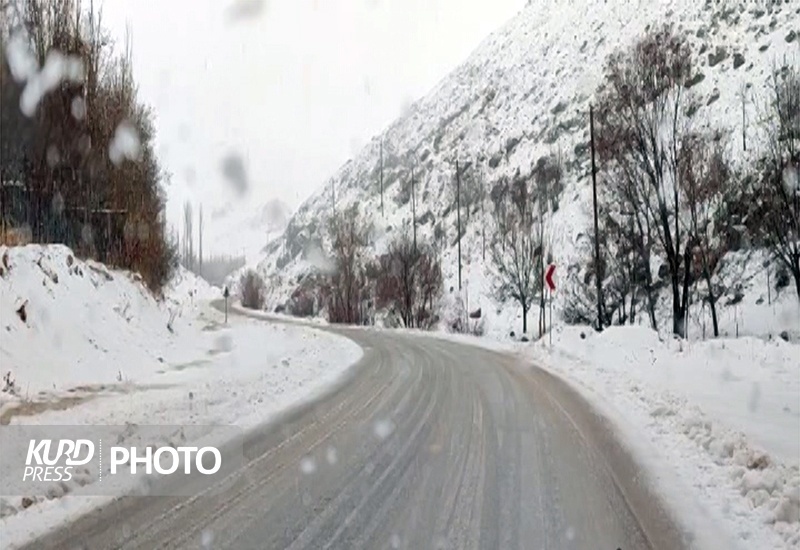 برفروبی بیش از ۹ هزار کیلومتر از محورهای کردستان