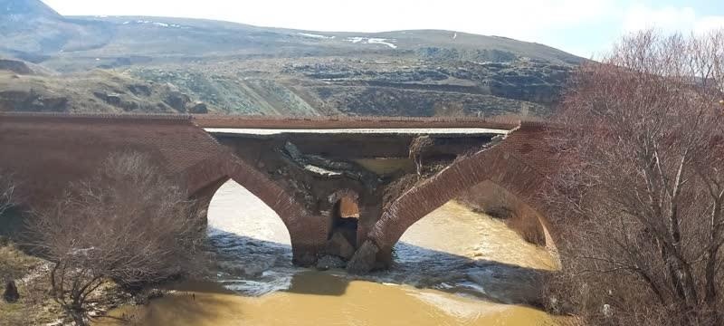 سیل پل تاریخی تکاب را خراب کرد