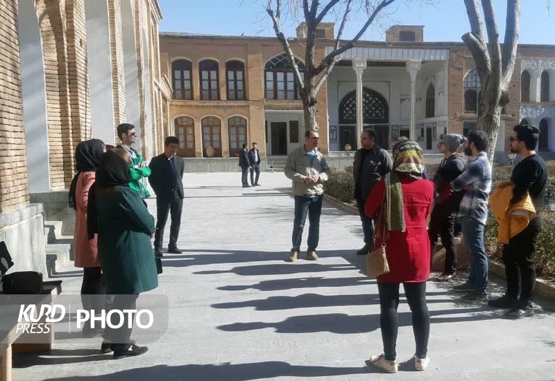 استقرار راهنمایان گردشگری در اماکن تاریخی و گردشگری کردستان