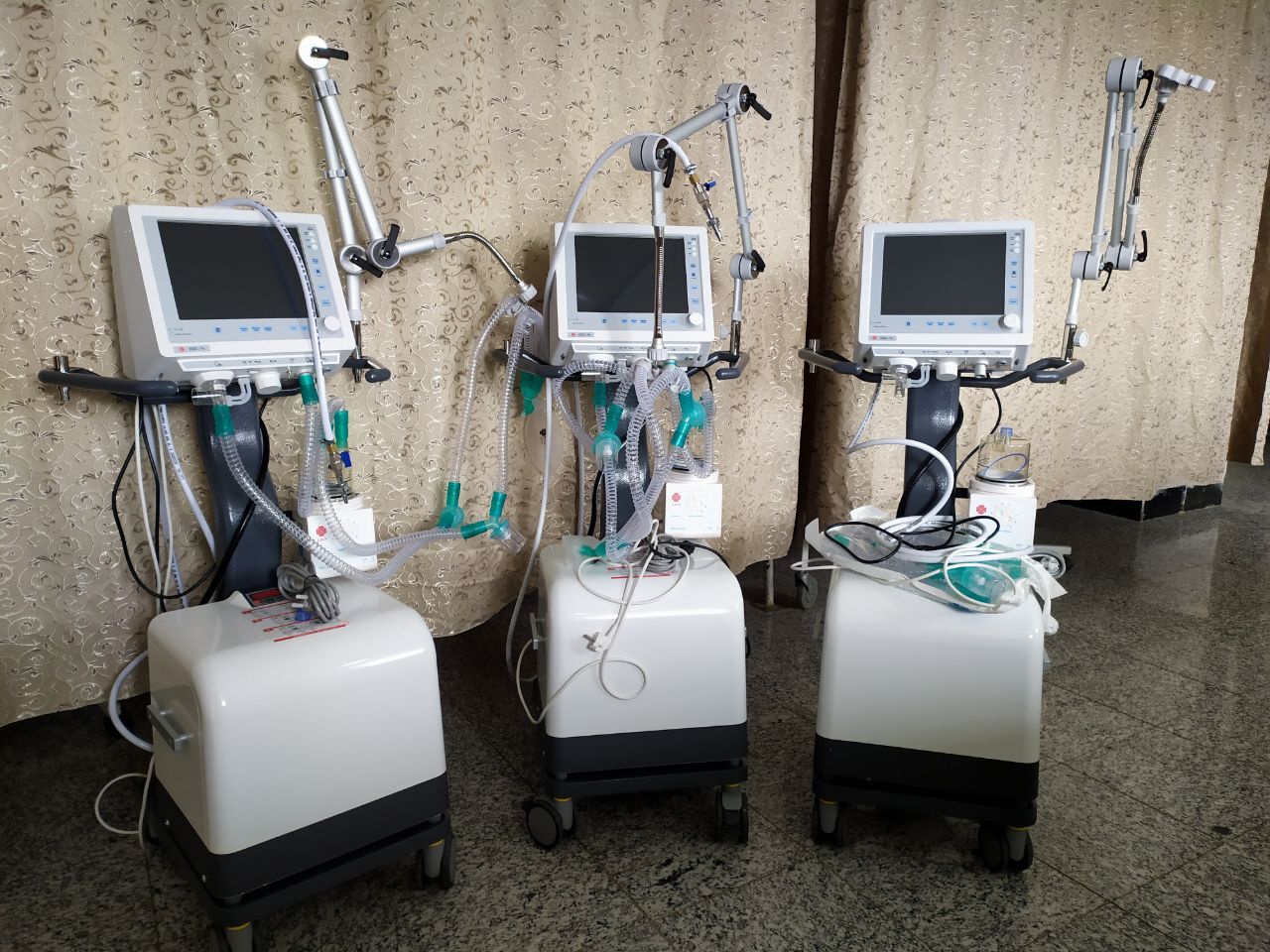 اهدای ۱۳ دستگاه ونتیلاتور به دانشگاه علوم پزشکی ایلام