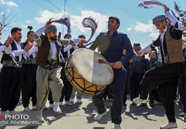 کارناوال خیابانی جشنواره هه‌لپه‌رکی بانه به روایت تصویر / عکاس: هژیر الله مرادی