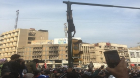حادثه تکان‌دهنده قتل یک جوان و آویختن جسد وی در محل برگزاری تظاهرات در بغداد