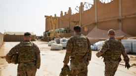 خروج نیروهای ائتلاف بین‌المللی از یک پایگاه نظامی در غرب عراق