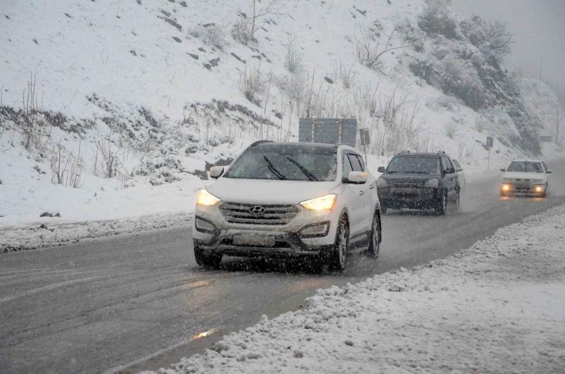 رانندگان از سفرهای غیرضروری در جاده های کردستان خودداری کنند