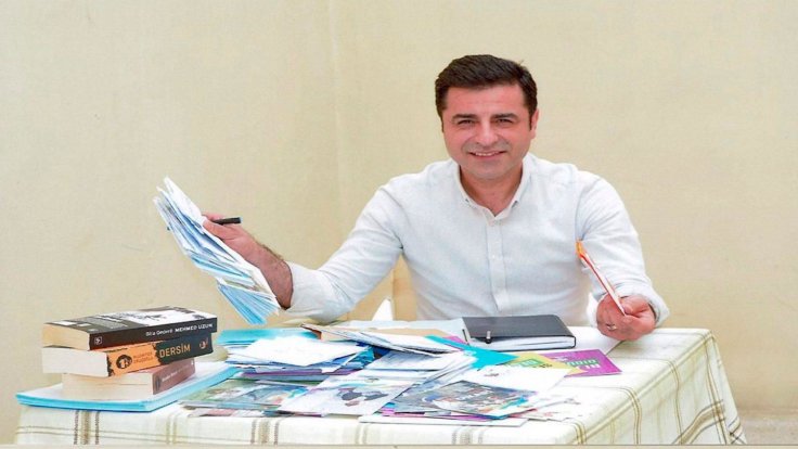 صلاح الدین دمیرتاش ستون نویس روزنامه ینی یاشام شد