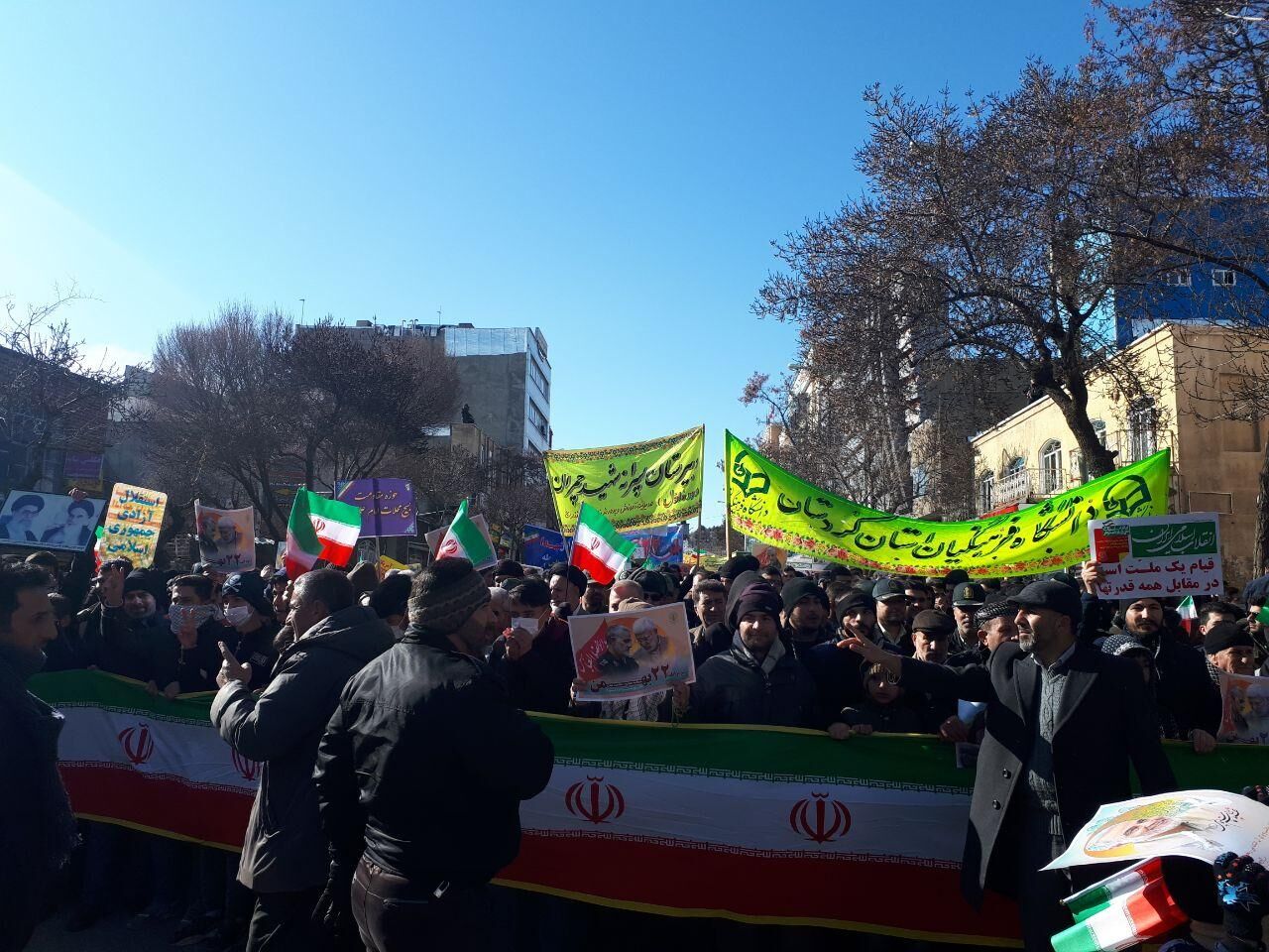 راهپیمایی ۲۲ بهمن در شهرهای کردستان آغاز شد