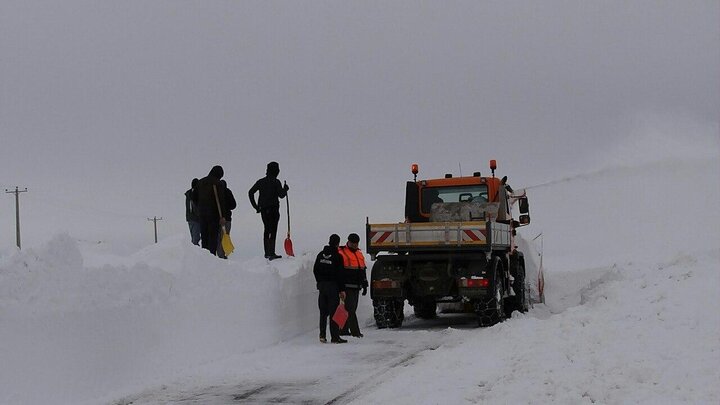 بارش سنگین برف راه ۸۹ روستای کردستان را بست/تردد کشنده ها ممنوع است