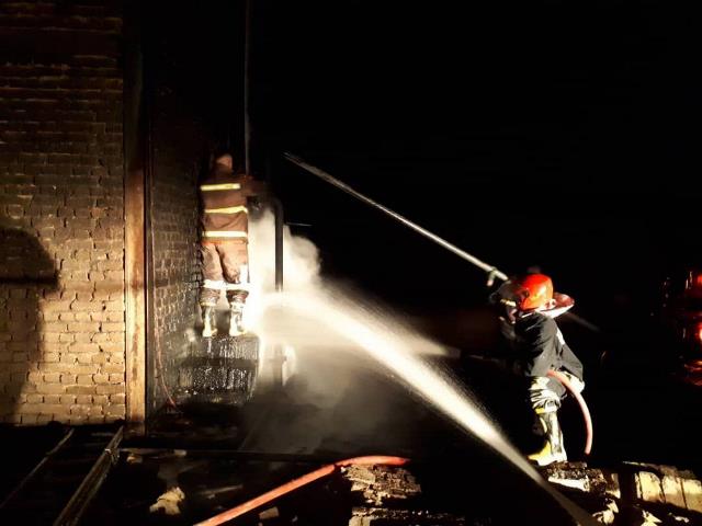 آتش سوزی در کارخانه تصفیه روغن قروه/مصدومیت یکی از پرسنل آتش نشانی