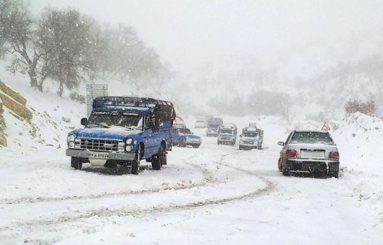 بارش برف راه ٣٠ روستا در آذربایجان غربی را مسدود کرد