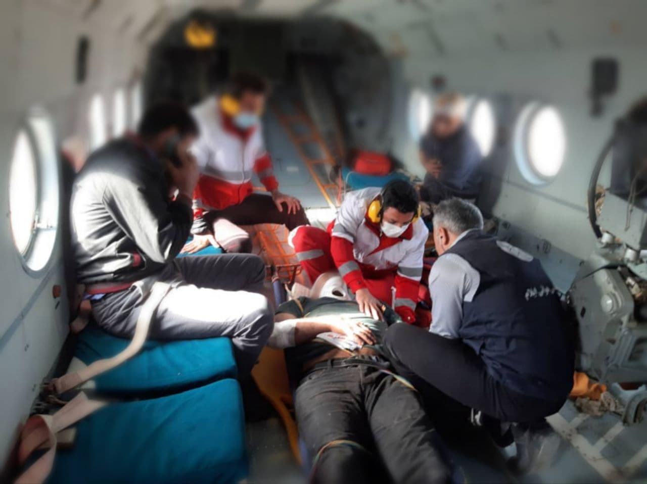 انتقال مصدومین حادثه واژگونی تویوتا در منطقه گنجوان با بالگرد هلال احمر