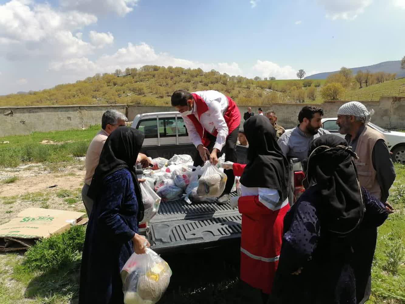 اجرای طرح مهربانی دست یار توسط هلال احمر ایلام در روستای گلدره هلیلان