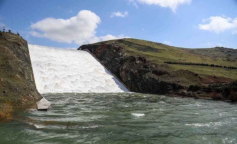 سرریز کنترل شده سد قشلاق سنندج پس از بارش های اخیر