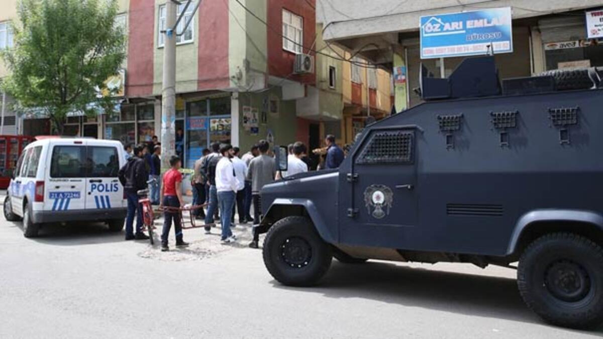 Thousands in Diyarbakir protest appointment of trustee to replace Kurdish mayor
