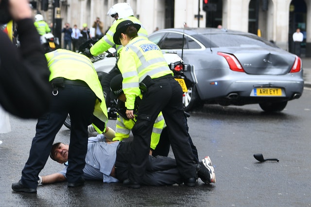 تصادف نخست وزیر انگلیس بر اثر اعتراض یک شهروند کُرد