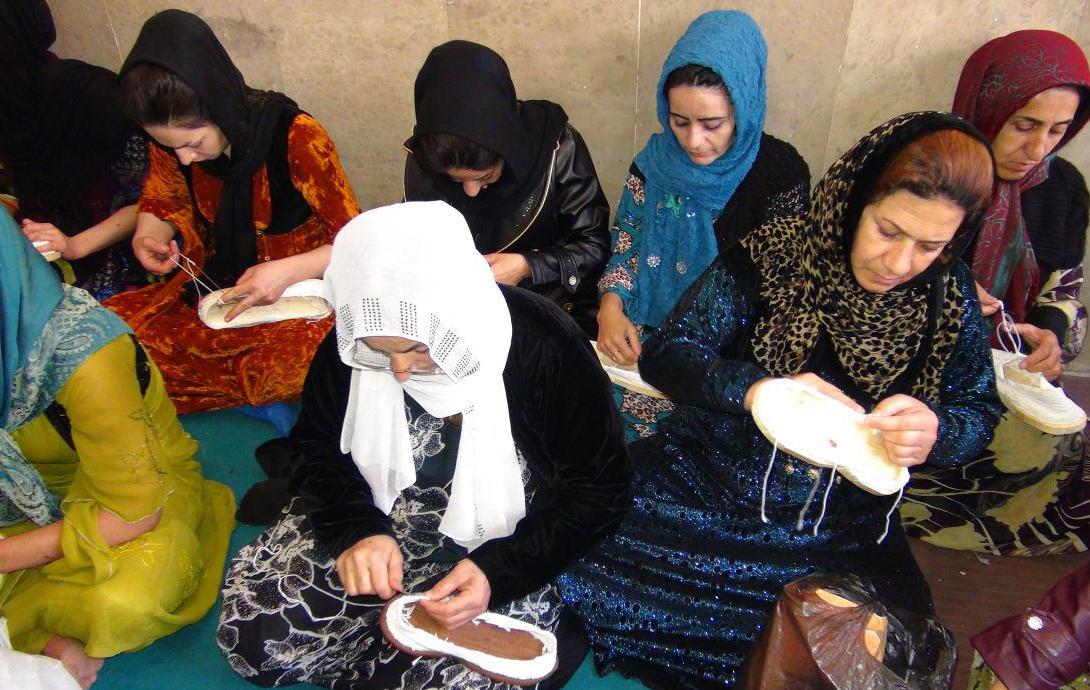 برگزاری دوره رایگان گیوه‌بافی در جوانرود کرمانشاه