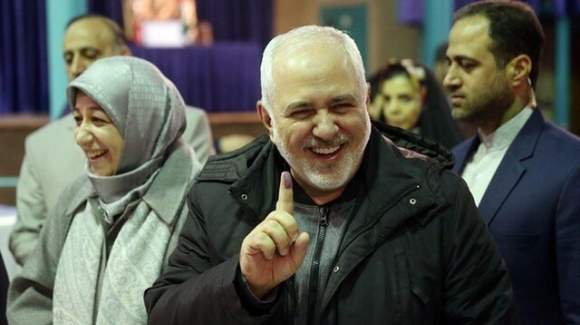 زەریف لە کاتی دەنگداندا: خەڵکی ئێران مۆڵەت نادەن کەسێک لە واشنتن بڕیاریان بۆ بدات