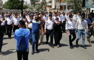 بەشێک لە هاووڵاتیانى شارى سلێمانى لەدژی کەم کردنەوەی مووچە گرد بوونەوە